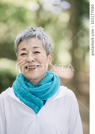有灰色頭髮和微笑的資深婦女 有灰色頭髮和微笑的資深婦女 103177080
