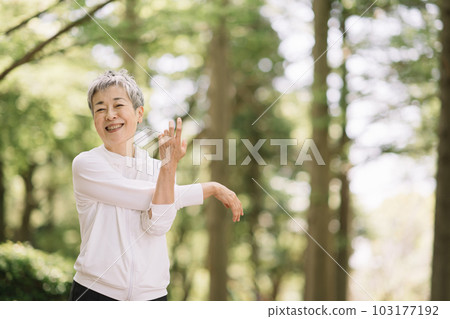 高級婦女行使 103177192