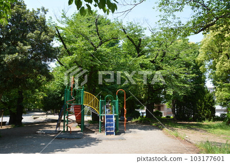 長古寺橋公園初夏滑梯練馬區南田中 長古寺橋公園初夏滑梯練馬區南田中 103177601