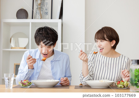couple eating curry couple eating curry 103177669