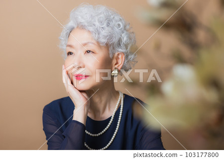 A woman with gray hair 103177800