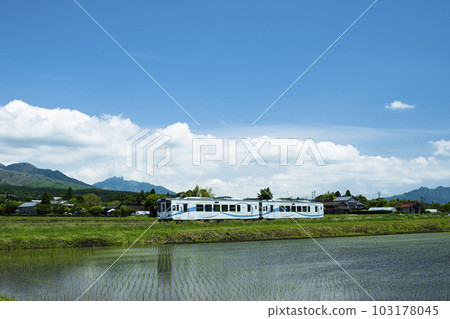 以阿蘇山為背景，穿越鄉村的MT4000列車 103178045