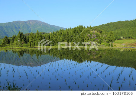 眺望兵野山的北九梯田/梯田連接遺產選定地區（後100梯田）[兵庫縣矢部市別宮] 103178106