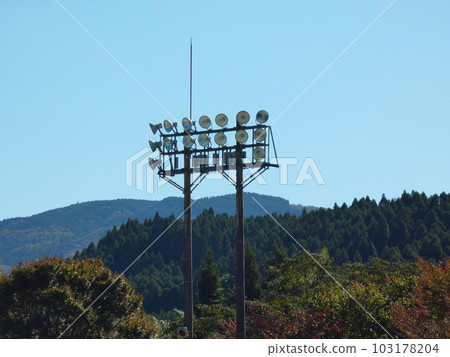 Night game lighting (baseball field) 103178204
