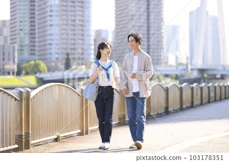漫步沿江邊的年輕夫婦 103178351