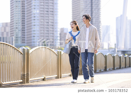 漫步沿江邊的年輕夫婦 漫步沿江邊的年輕夫婦 103178352