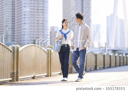 漫步沿江邊的年輕夫婦 漫步沿江邊的年輕夫婦 103178353