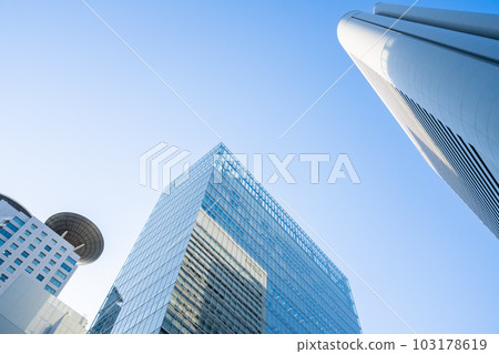 正在開發中的大阪站前的城市景觀 正在開發中的大阪站前的城市景觀 103178619
