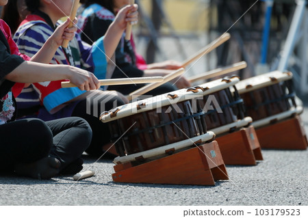 Women playing small drums at a festival 103179523
