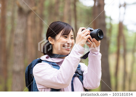 拿著相機遠足的女人 103181034