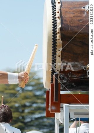 人們在節日里打大鼓 103181039