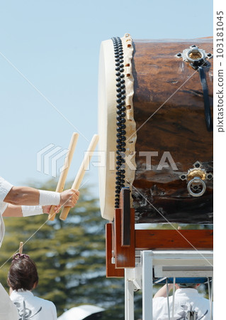 People playing big drums at a festival 103181045