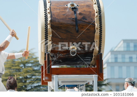 人們在節日里打大鼓 103181066