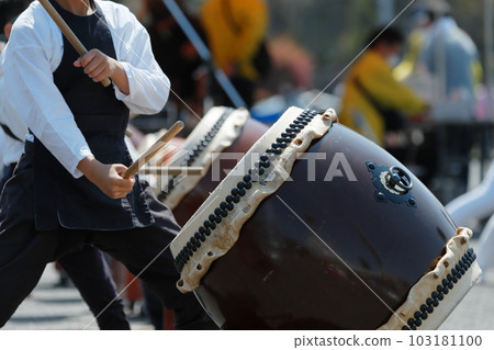 People playing big drums at a festival 103181100