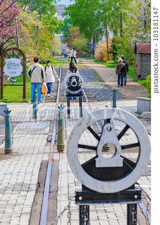 北海道小樽市中央大道沿線的街景（手宮線舊址） 103181147