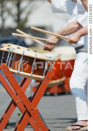 人們在節日里打小鼓 人們在節日里打小鼓 103181683