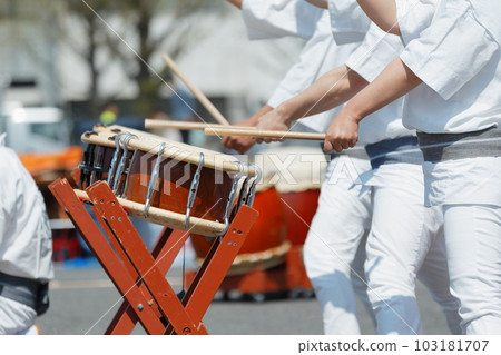 人們在節日里打小鼓 103181707