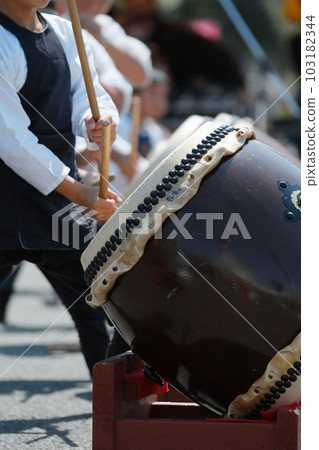 人們在節日里打大鼓 人們在節日里打大鼓 103182344