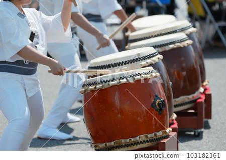 People playing big drums at a festival 103182361