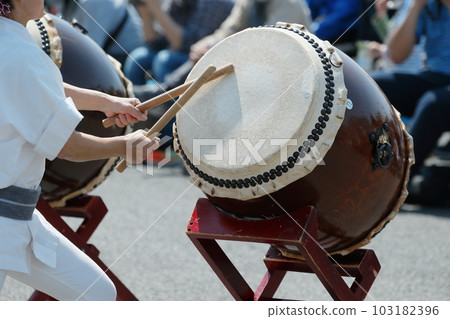 人們在節日里打大鼓 103182396