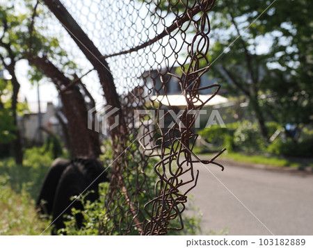 生鏽的舊鏈環圍欄和舊輪胎 103182889