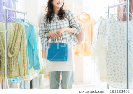在購物中心購物的年輕女子的身體部位 103183401