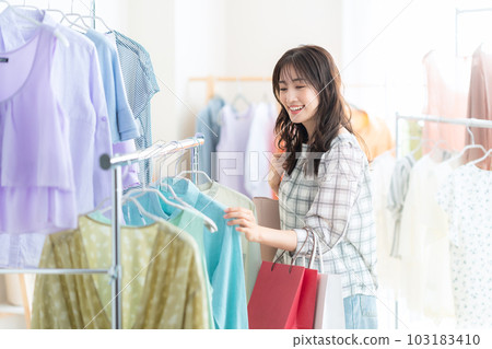 在購物中心購物的年輕女子 103183410