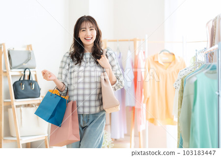 在購物中心購物的年輕女子 103183447