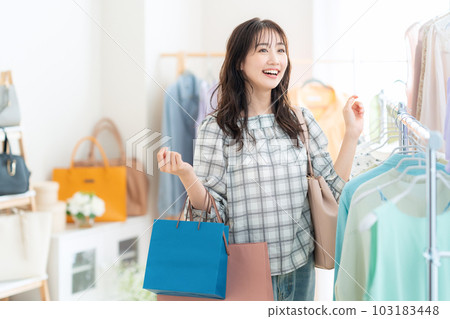 在購物中心購物的年輕女子 103183448