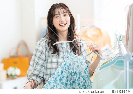 在購物中心購物的年輕女子 103183449