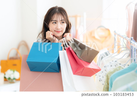 Young woman shopping in a shopping center 103183453