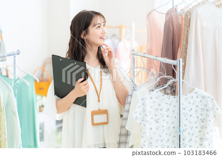 在服裝店工作的年輕女店員 103183466