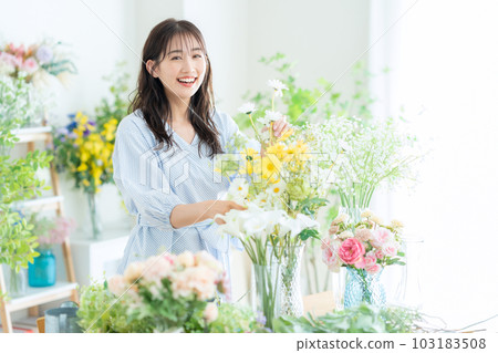 在花店工作的年輕女店員 103183508