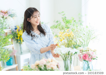 在花店工作的年輕女店員 103183509