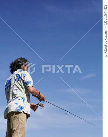 中年男子藍天下釣魚 103184402
