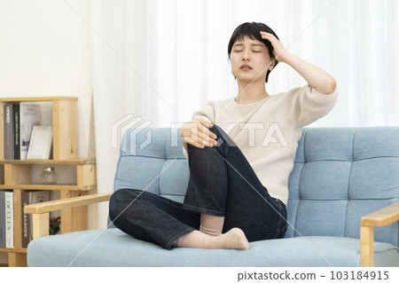 A young woman with poor physical condition 103184915