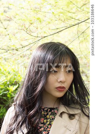 清新的綠色和女人 清新的綠色和女人 103186646
