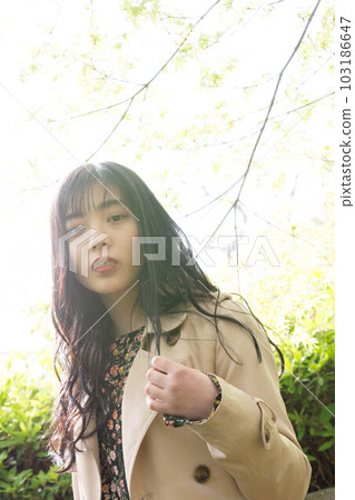 清新的綠色和女人 103186647