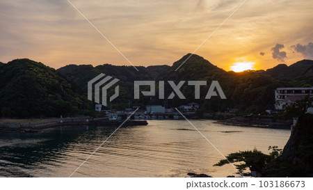 Sunset in a quiet bay in Nanki-Katsuura Town, Wakayama Prefecture 103186673