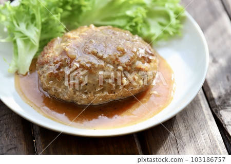 Hamburg steak with garlic pepper sauce 103186757