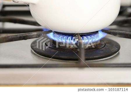 髒三腳架瓦斯爐，加熱小鍋 103187114