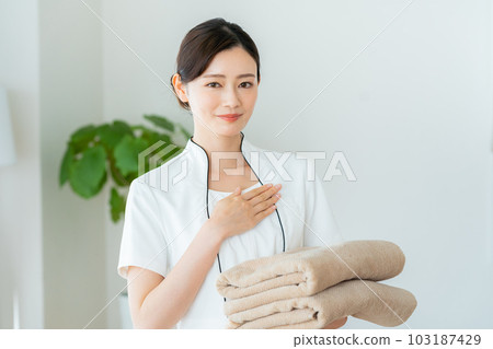 美容師的年輕女子 103187429