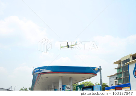 Airplane preparing for landing at Don Mueang International Airport over the cityin Thailand 103187847