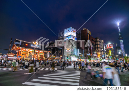 時隔 4 年,日本三社節的東京街景完全復興!即使在神轎(便攜式神社)進入雷門之後,人群仍在繼續...... = 5 月 21 日,最後一天 時隔 4 年,日本三社節的東京街景完全復興!即使在神轎(便攜式神社)進入雷門之後,人群仍在繼續...... = 5 月 21 日,最後一天 103188846