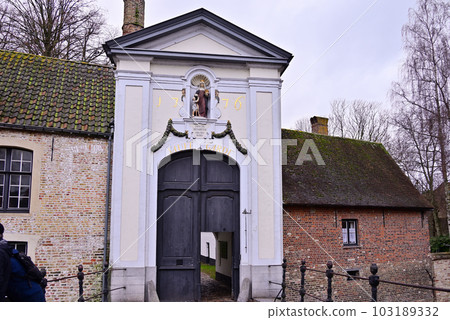 Beguinage 的布魯日前門景觀 103189332