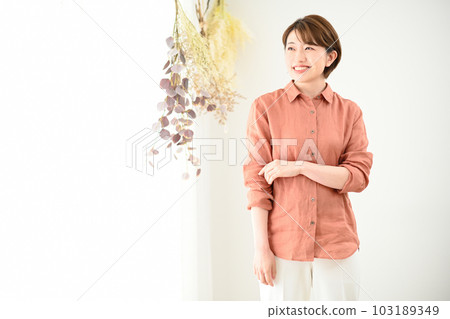 靠窗擺姿勢的女人 靠窗擺姿勢的女人 103189349