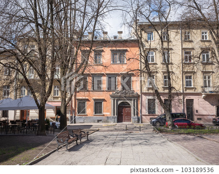 [烏克蘭] 利沃夫老城色彩繽紛的歷史建築林立的街道 103189536