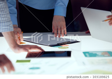 Project manager discussing new strategy of company with team, working on startup product over modern office interior design 103189825