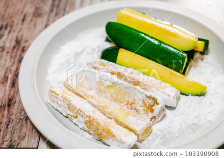 Add potato starch to seasoned zucchini 103190908