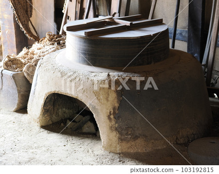 泥地上的土爐和水壺 103192815
